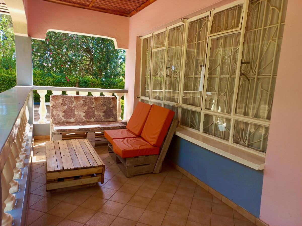 Kuniville Guest House Ниери Екстериор снимка